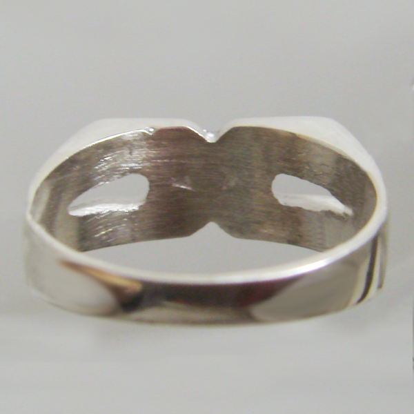 (r1136)Anillo de plata con forma de X.